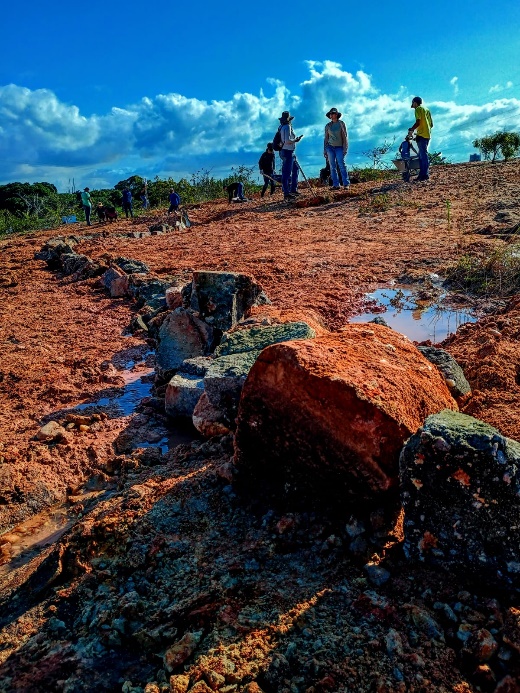 Barramento de pedras construído em área da EAJ/UFRN para controle de processos erosivos