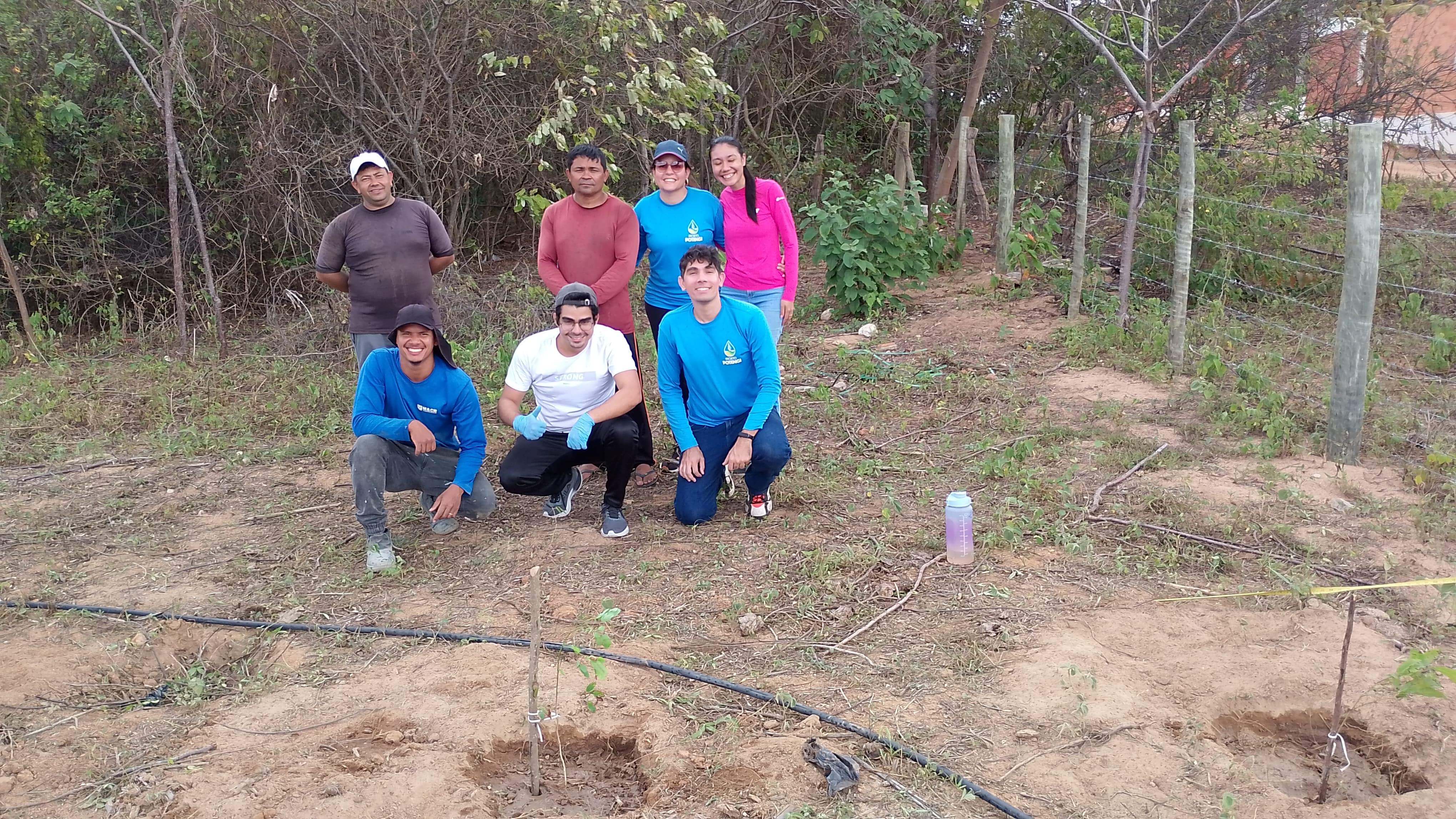 Equipe do Projeto Potengi durante atividade de plantio na Escola Agrícola de Jundiaí