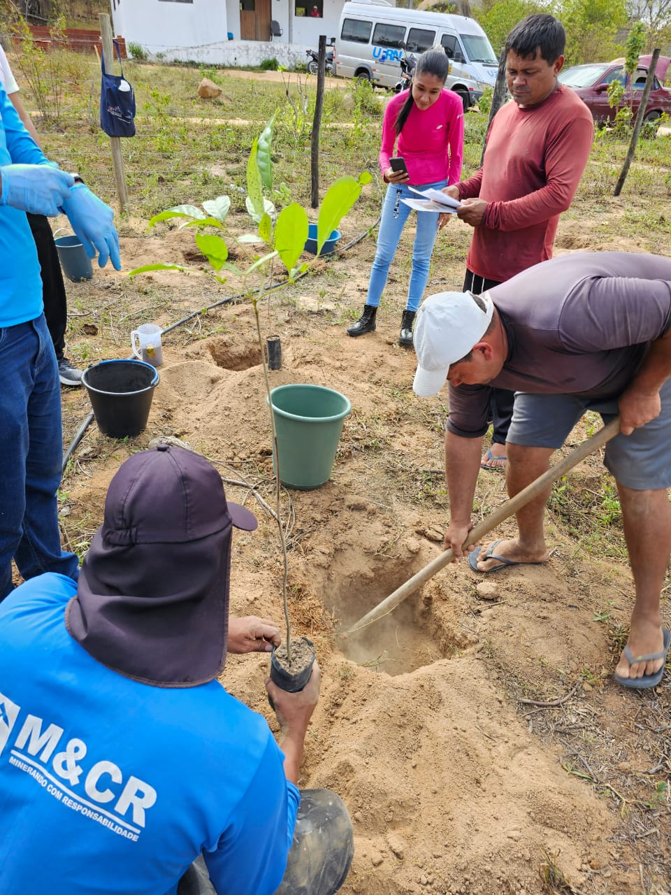 Atividade prática de plantio realizada na Escola Agrícola de Jundiaí